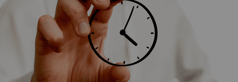 Uhr mit Finger draufzeigend